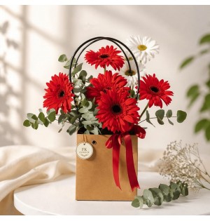 çantada kırmız gerbera